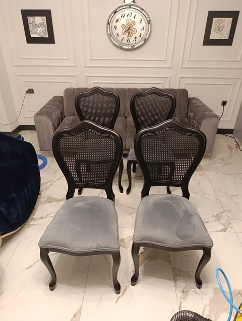 Gri döşemeli yemek sandalyeleri ve koltuk