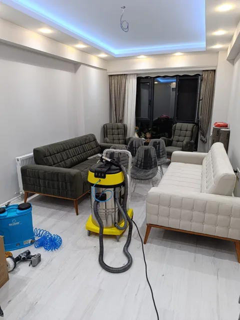 Yeşil ve beyaz koltukların bulunduğu salon